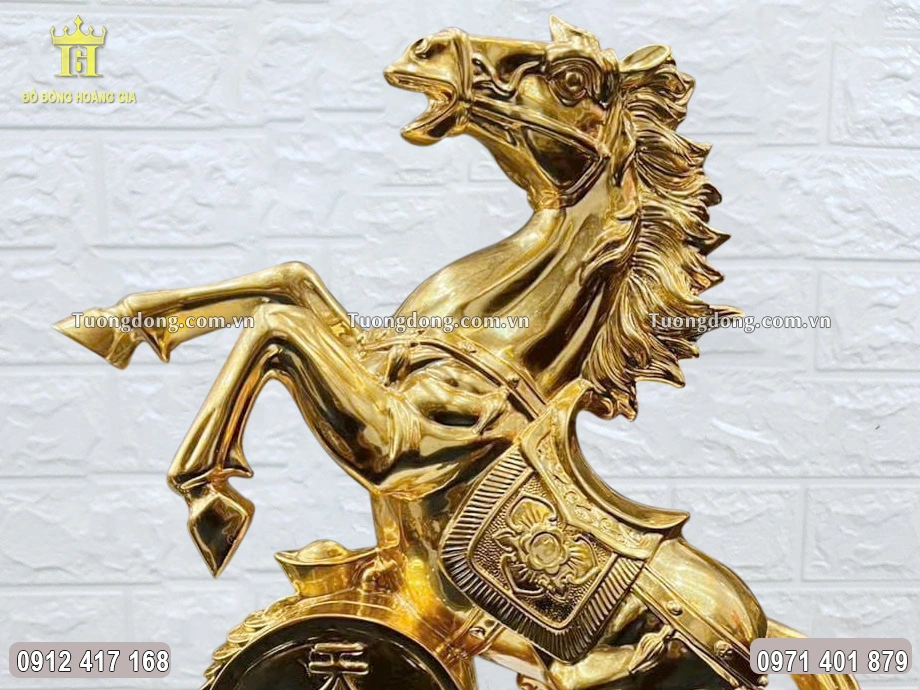 Hai chân trước ngựa giương lên cao